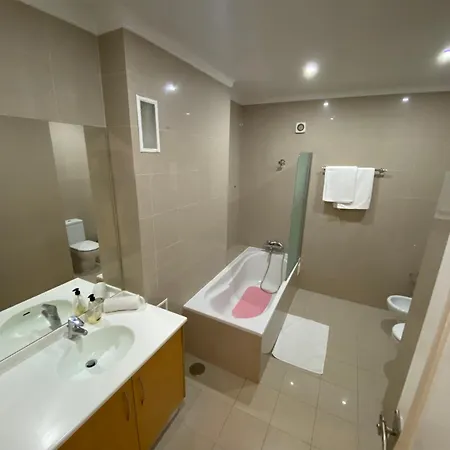 Spacious Ground-floor With Private & Heated Pool Sao Martinho do Porto