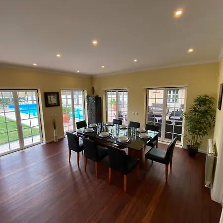 Spacious Ground-floor With Private & Heated Pool Villa Sao Martinho do Porto