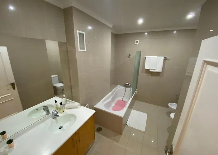 Spacious Ground-floor With Private & Heated Pool São Martinho do Porto